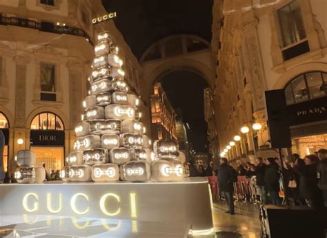 ultima generazione gucci|Ultima generazione imbratta l'albero di Natale di Gucci in Galleria .